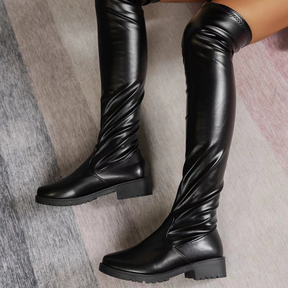 Bottes femme hautes extensibles à talons épais.